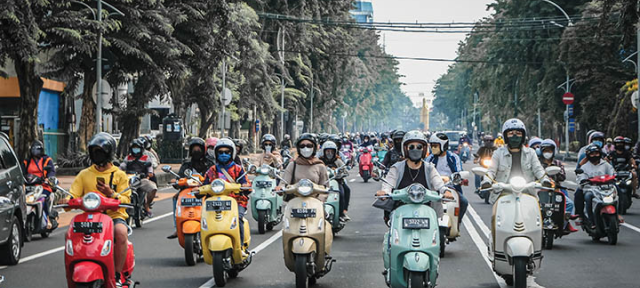 Geng Motor Vespa Berbaju Adat Ramaikan CFD, Aksi Mereka Tuai Pujian